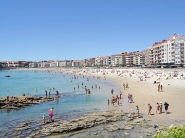 Con el día soleado la gente disfrutaba de la playa