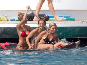 Bar Rafaeli disfrtando con sus amigas en Formentera montadas en una tabla de surf