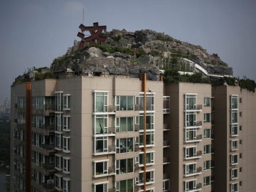 Vista de la montaña de rocas sobre el rascacielos