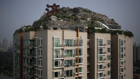 Vista de la monta&ntilde;a de rocas sobre el rascacielos