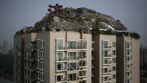 Vista de la montaña de rocas sobre el rascacielos Vista de la montaña de rocas sobre el rascacielos