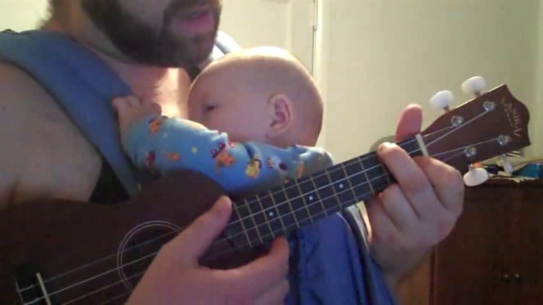 Un padre duerme a su bebé en dos minutos cantándole 'Hallelujah' de Leonard Cohen