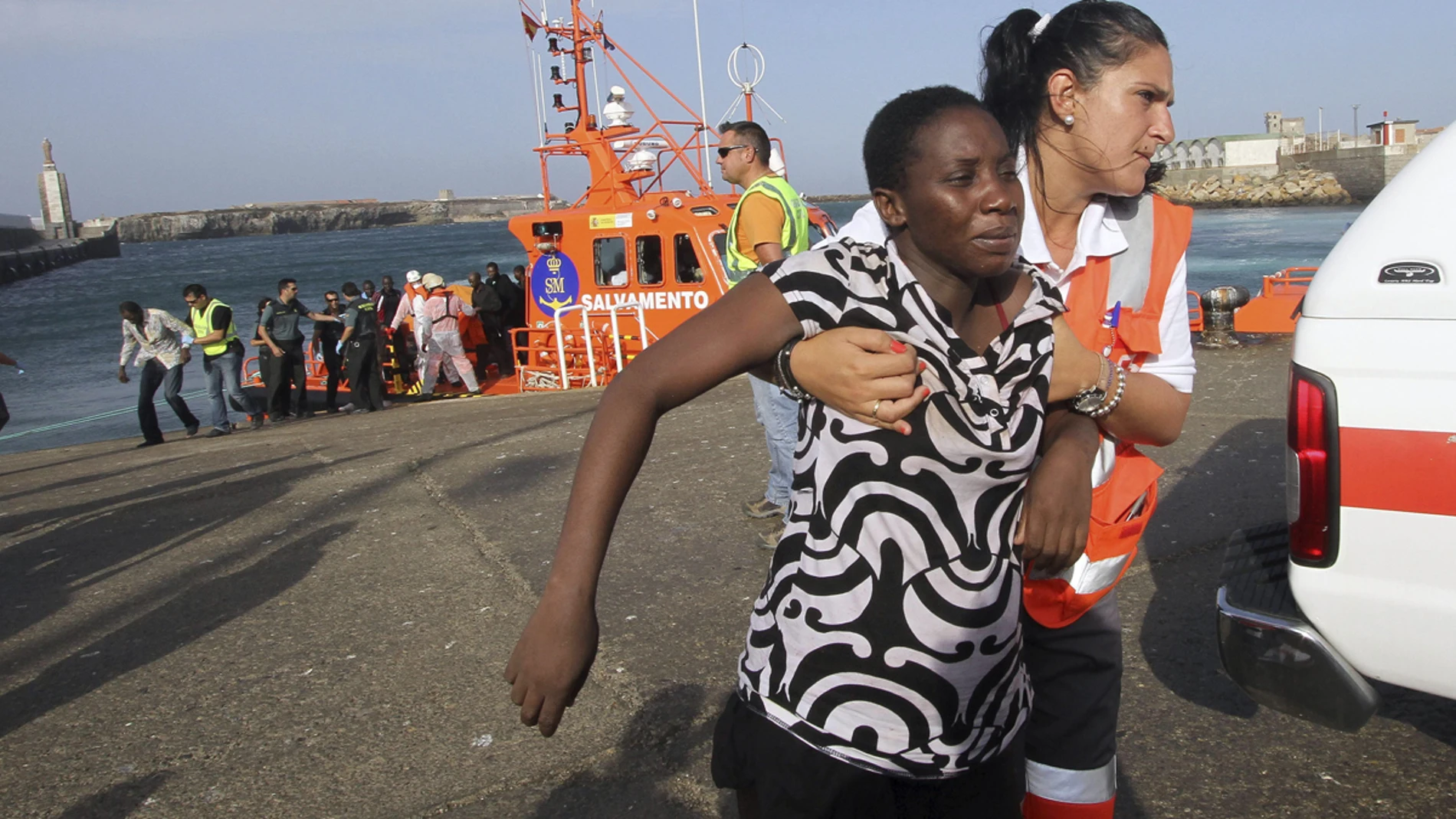 Varios de los inmigrantes rescatados son desembarcados Varios de los inmigrantes rescatados son desembarcados