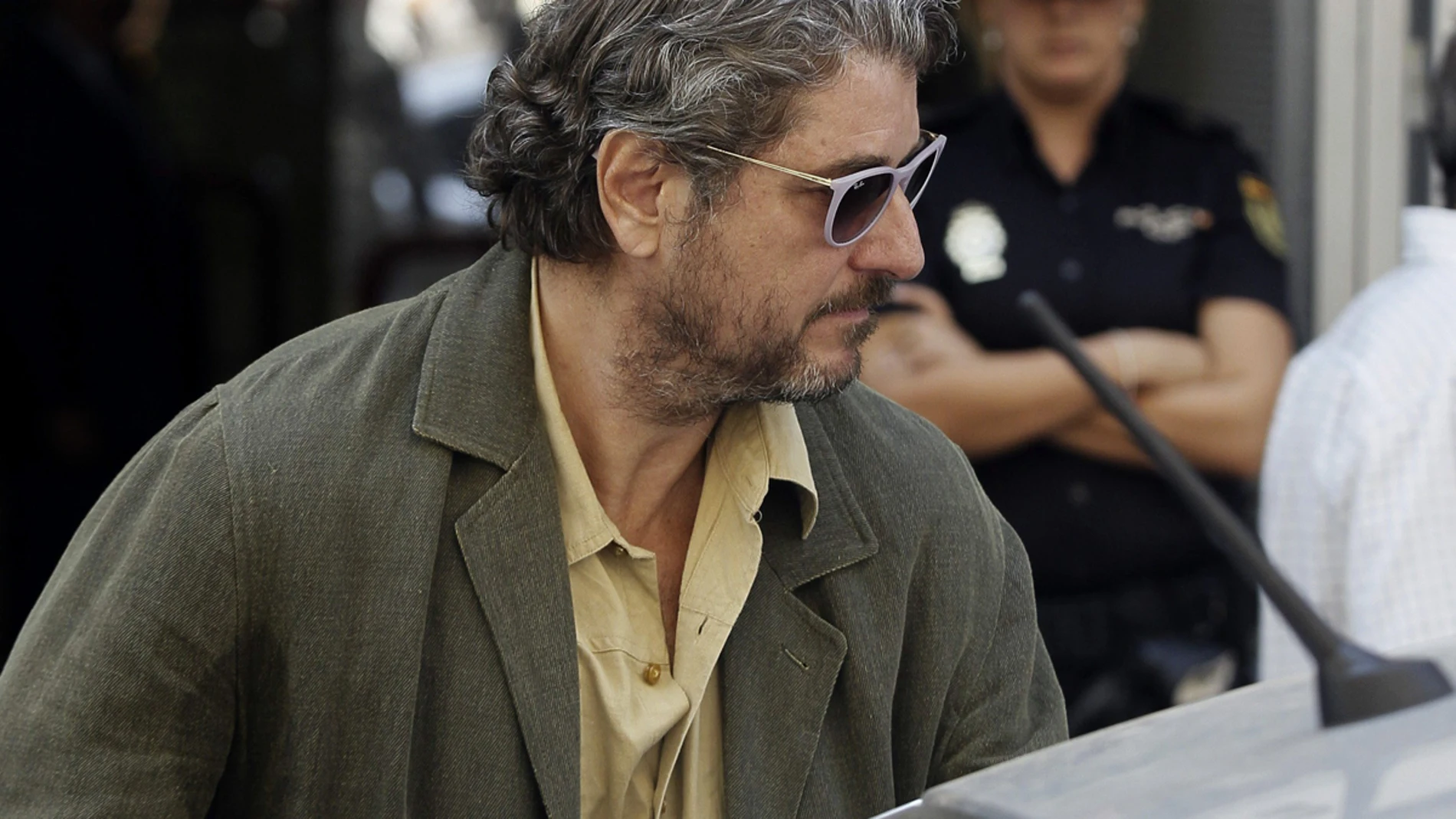 Cristóbal Páez a su salida de la Audiencia Cristóbal Páez a su salida de la Audiencia