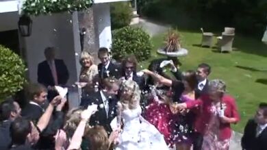 Una novia acaba empapada de bebida por su abuela el día de su boda