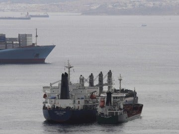 Momento del repostaje barco a barco