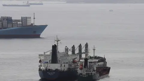Momento del repostaje barco a barco Momento del repostaje barco a barco