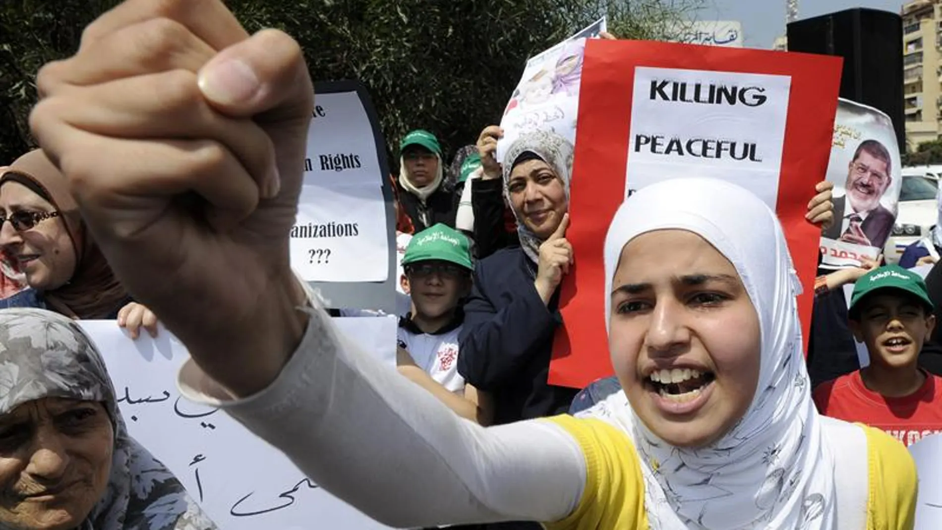 Rebeldes pacíficas con los niños Rebeldes pacíficas con los niños