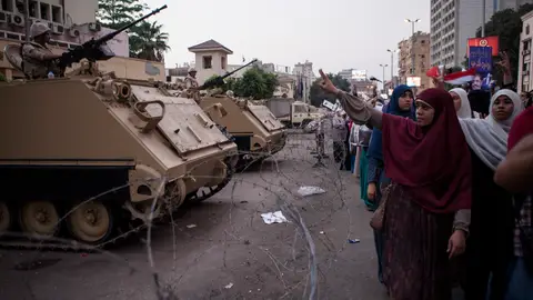 El ejército intenta contener a los manifestantes El ejército intenta contener a los manifestantes