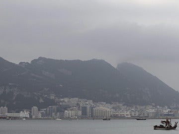 Un pesquero en la bahía de Algeciras con Gibraltar al fondo