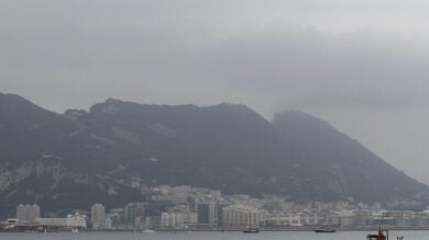La cofradía de la Linea cita a los pescadores para retirar los bloques de hormigón de las aguas del Peñón