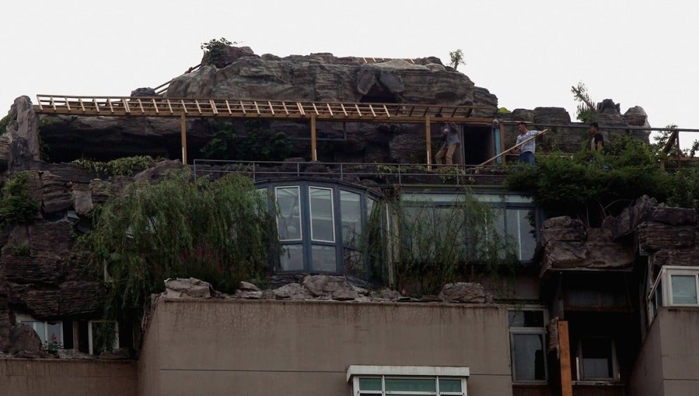 Un operario comienza a demoler el monte de piedra en un edificio de Pekín