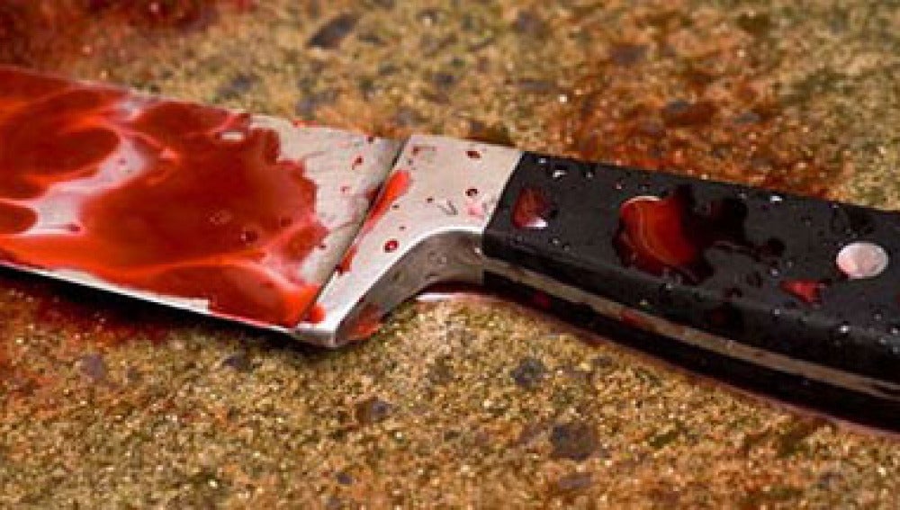 Imagen de archivo de un cuchillo ensangrentado