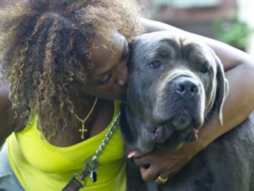 Carolyn Swinson con su perro Bear