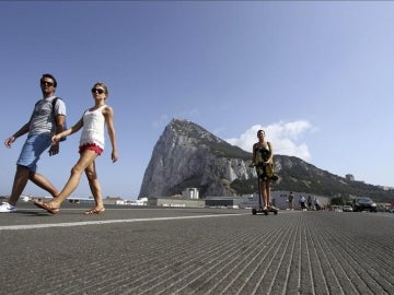 Un grupo de turistas atraviesan la frontera con Gibraltar