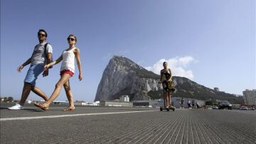 Un grupo de turistas atraviesan la frontera con Gibraltar