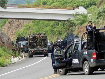 Agentes federales y soldados del Ejército mexicano resguardan una carretera