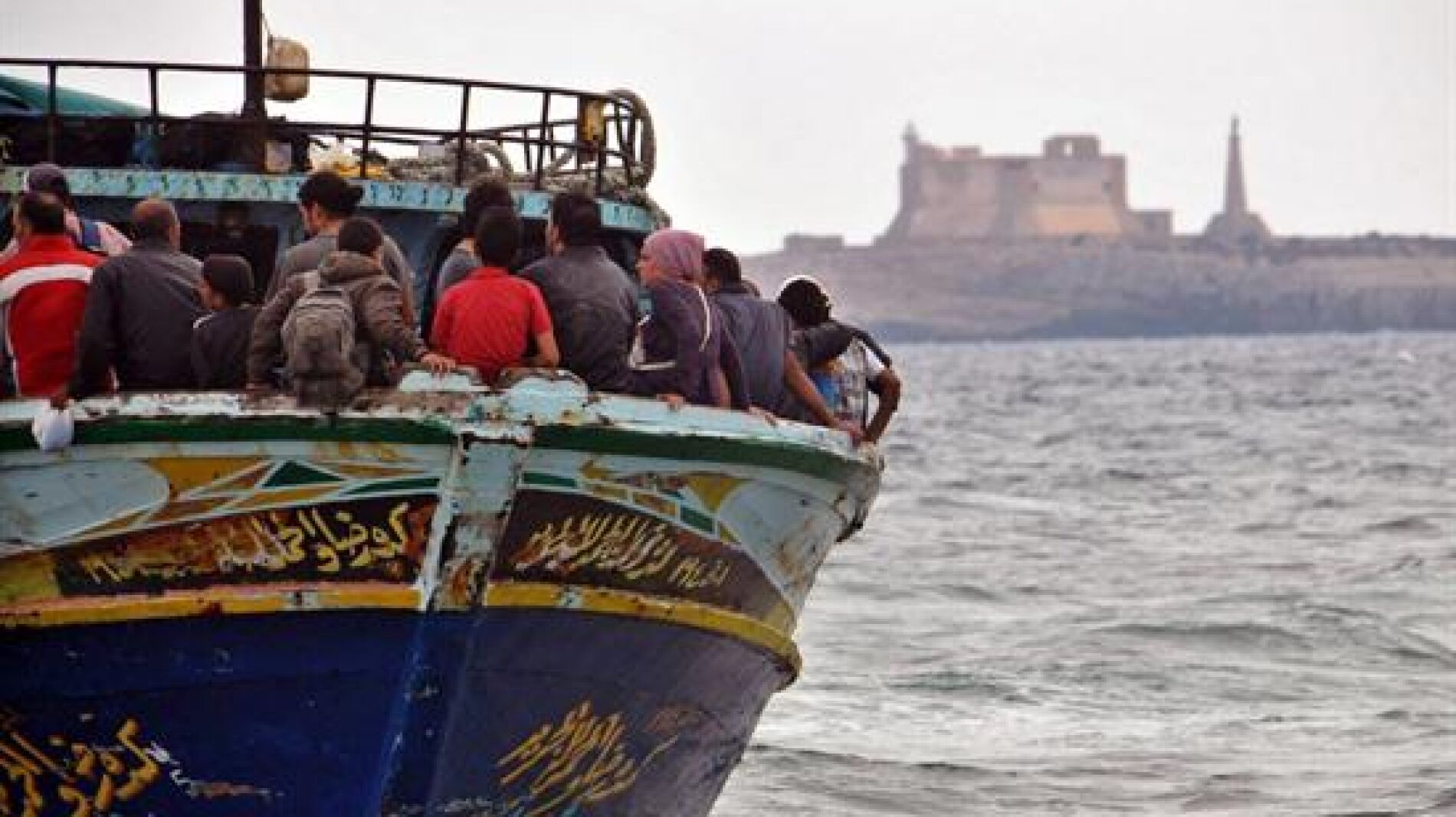 Inmigrantes desembarcan en Italia. 