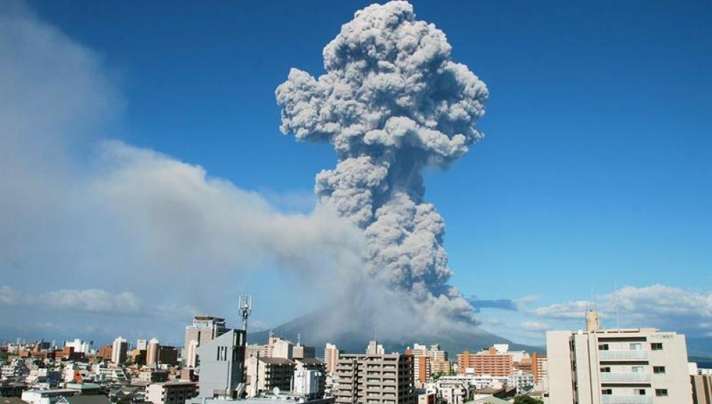 El volcán nipón Sakurajima tras entrar en erupción