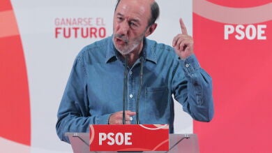 Rubalcaba insiste en la existencia de sobresueldo en B en el PP y reta a los populares a demandarle