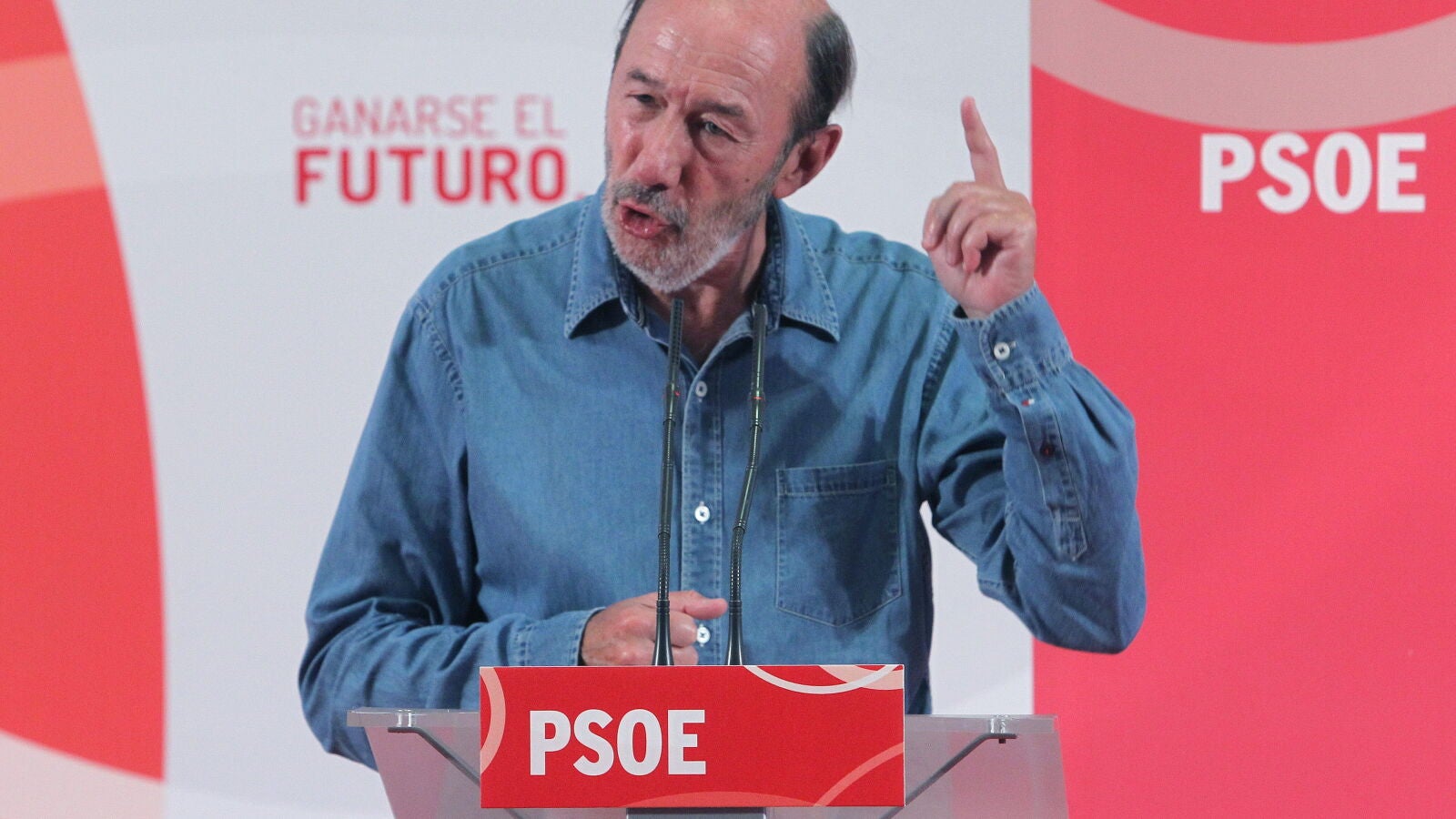 Rubalcaba insiste en la existencia de sobresueldo en B en el PP y reta a los populares a demandarle