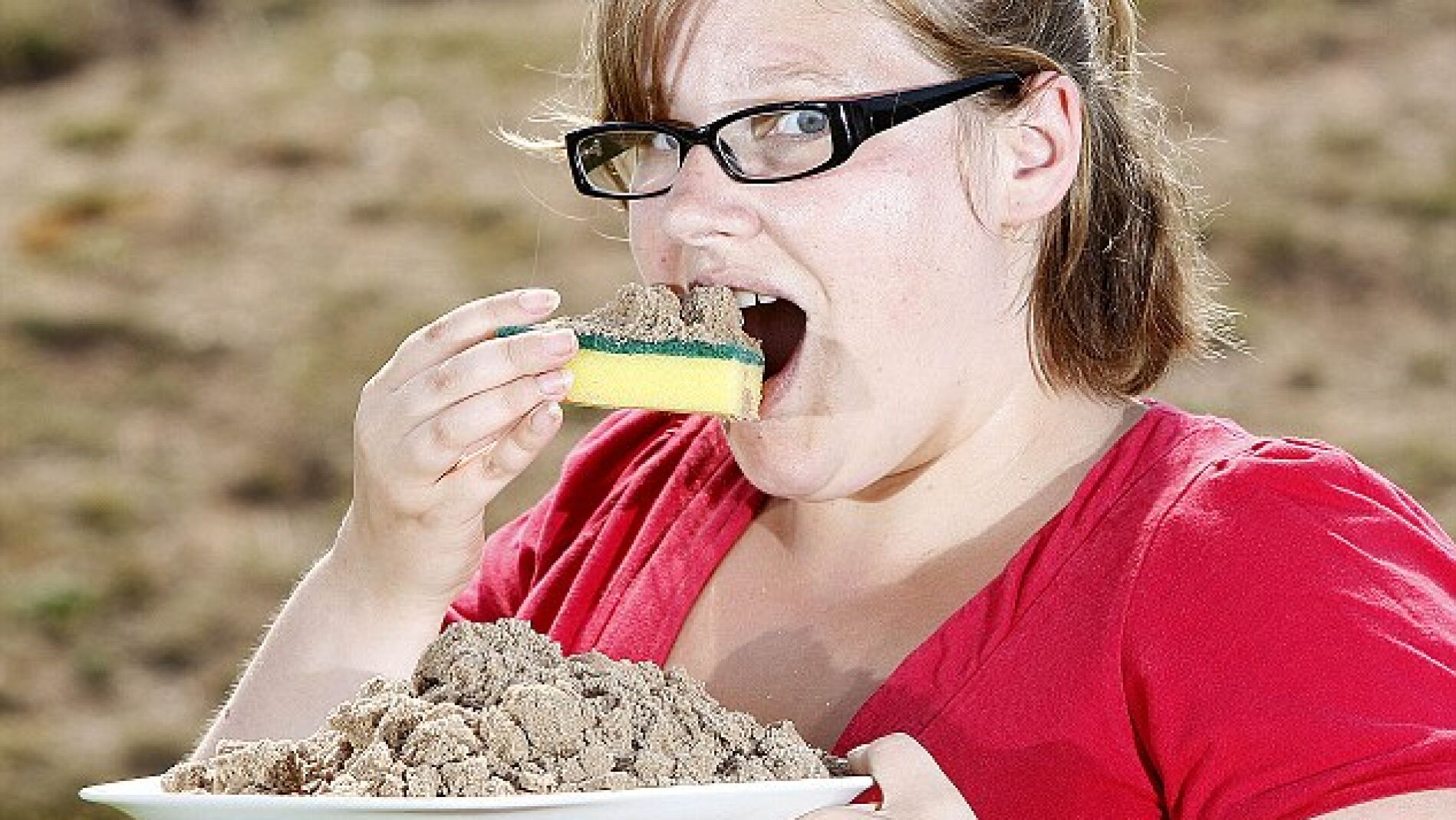 Kelly-Marie Pearce, adicta a comer tierra y esponjas
