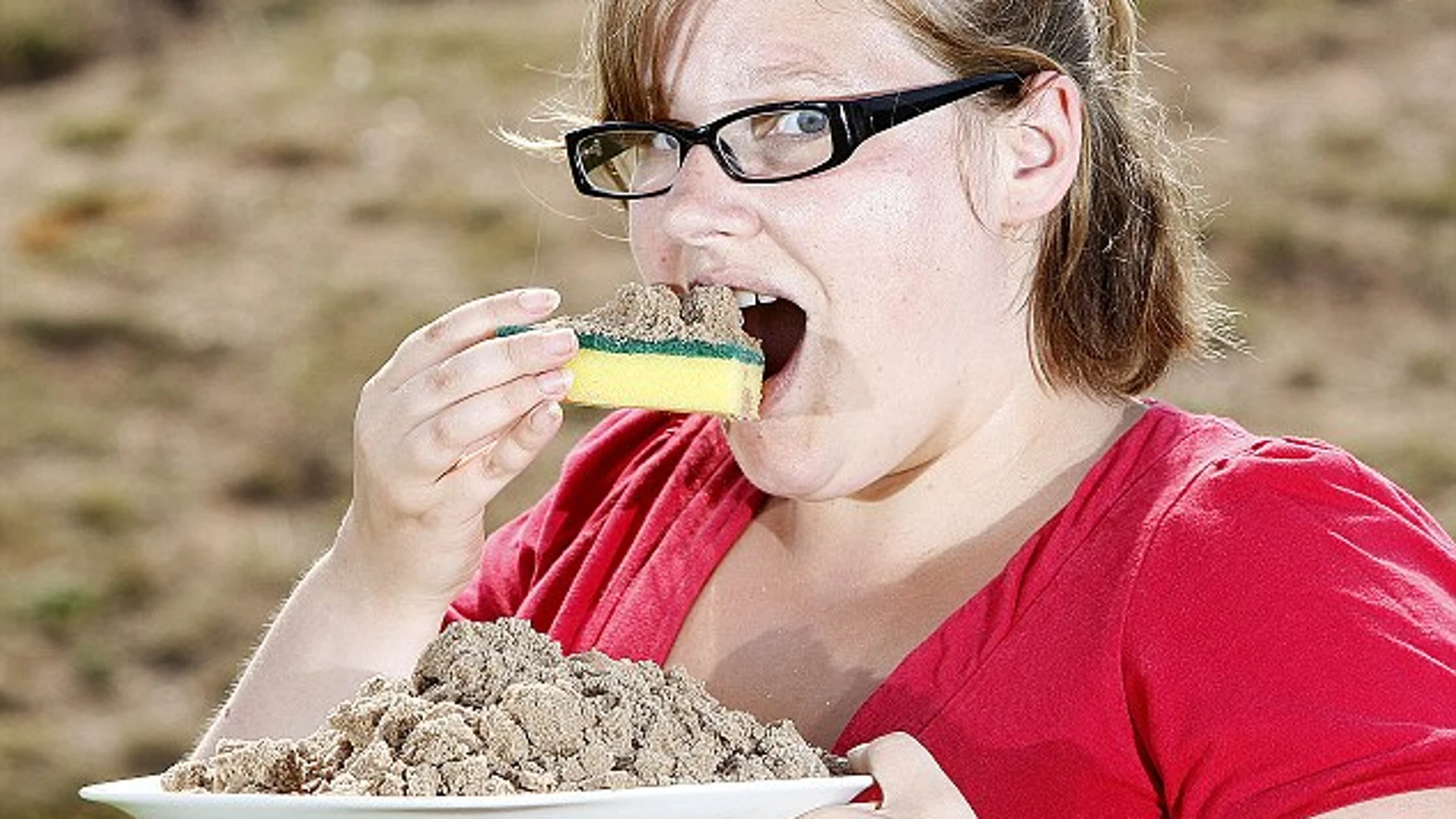 Kelly-Marie Pearce, adicta a comer tierra y esponjas Kelly-Marie Pearce, adicta a comer tierra y esponjas