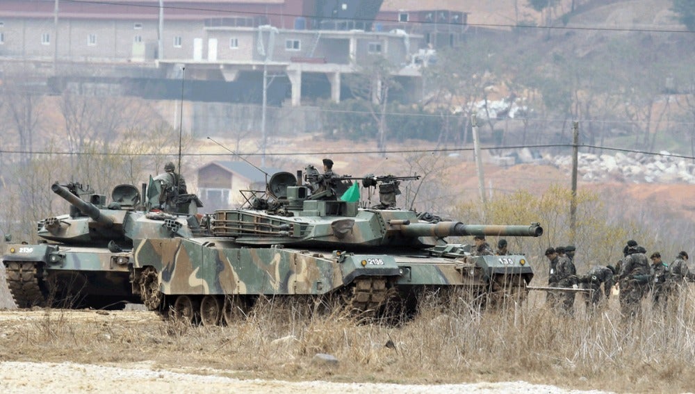 Soldados surcoreanos preparan maniobras militares