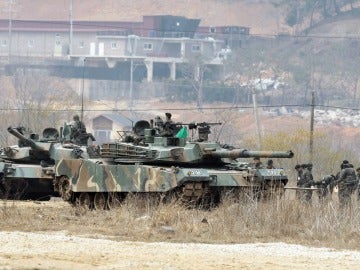 Soldados surcoreanos preparan maniobras militares