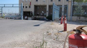 Fachada del centro de inmigrantes. 