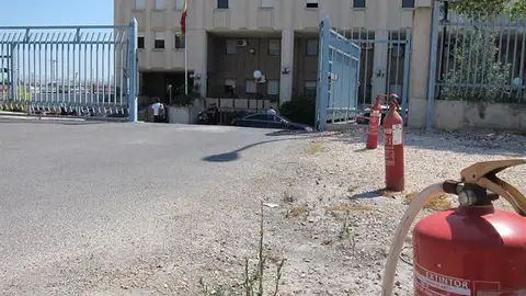 Fachada del centro de inmigrantes. Fachada del centro de inmigrantes.