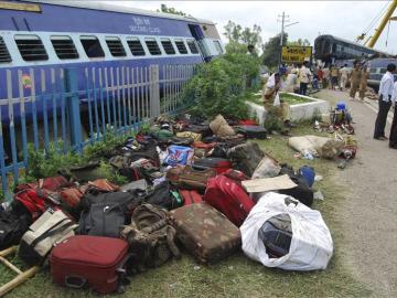 El equipaje de los pasajeros permanece cerca de un vagón tras el accidente de tren