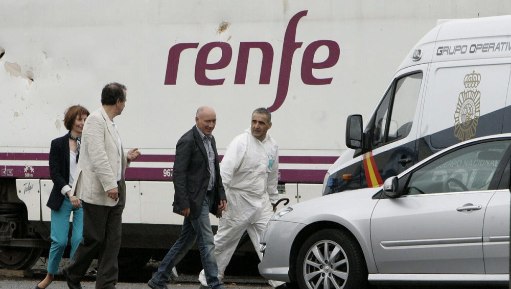 El juez Luis Aláez junto al tren accidentado