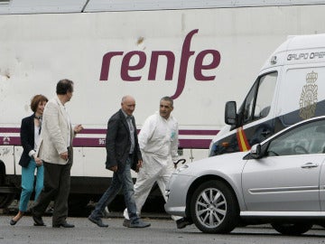 El juez Luis Aláez junto al tren accidentado