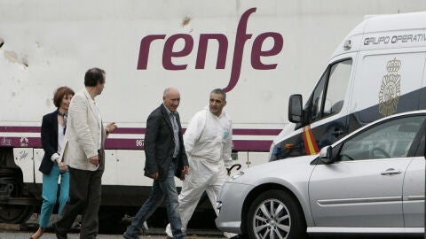 El juez Luis Al&aacute;ez junto al tren accidentado
