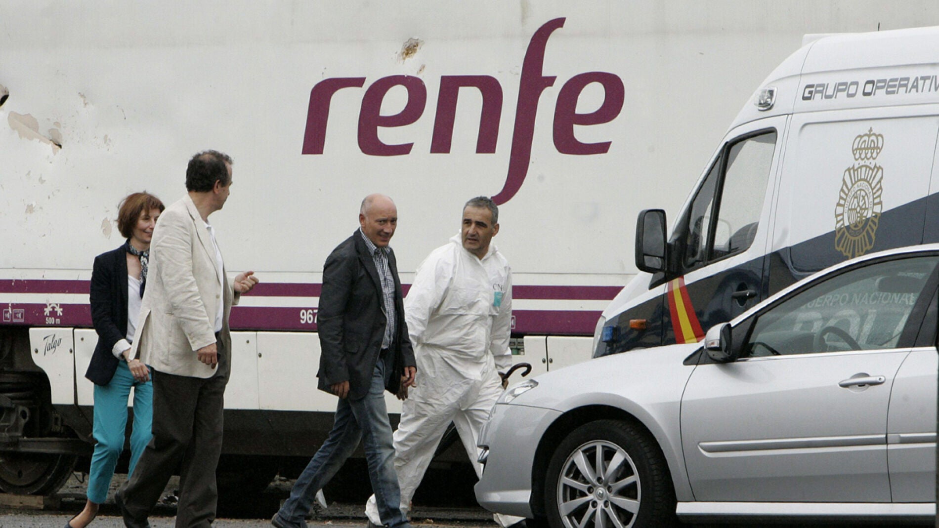 El juez Luis Al&aacute;ez junto al tren accidentado