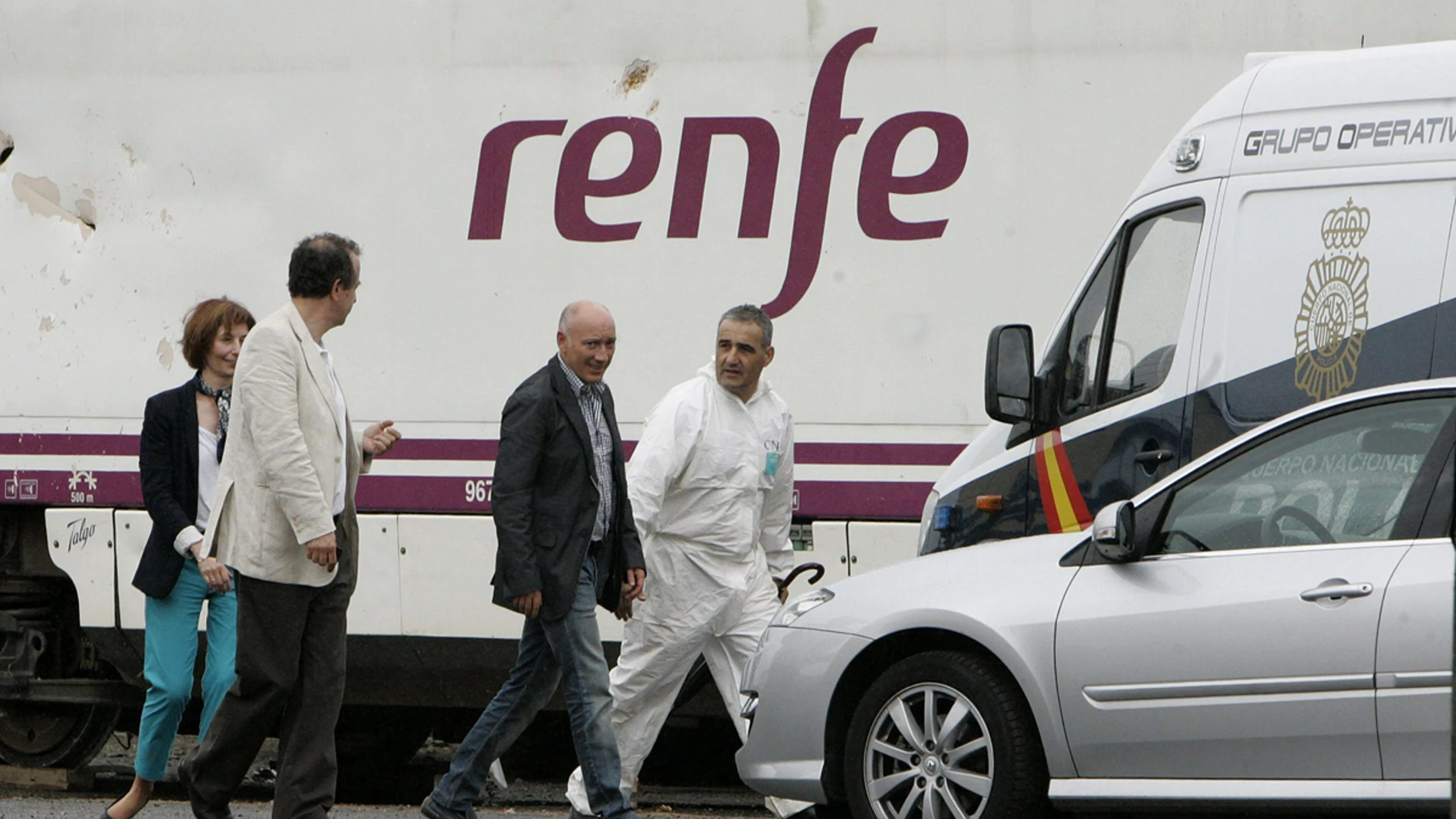 El juez Luis Aláez junto al tren accidentado El juez Luis Aláez junto al tren accidentado
