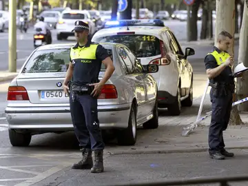 Dos agentes de la Policía Municipal permanecen en el lugar del accidente junto al vehículo implicado Dos agentes de la Policía Municipal permanecen en el lugar del accidente junto al vehículo implicado