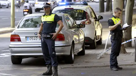 Dos agentes de la Policía Municipal permanecen en el lugar del accidente junto al vehículo implicado Dos agentes de la Policía Municipal permanecen en el lugar del accidente junto al vehículo implicado