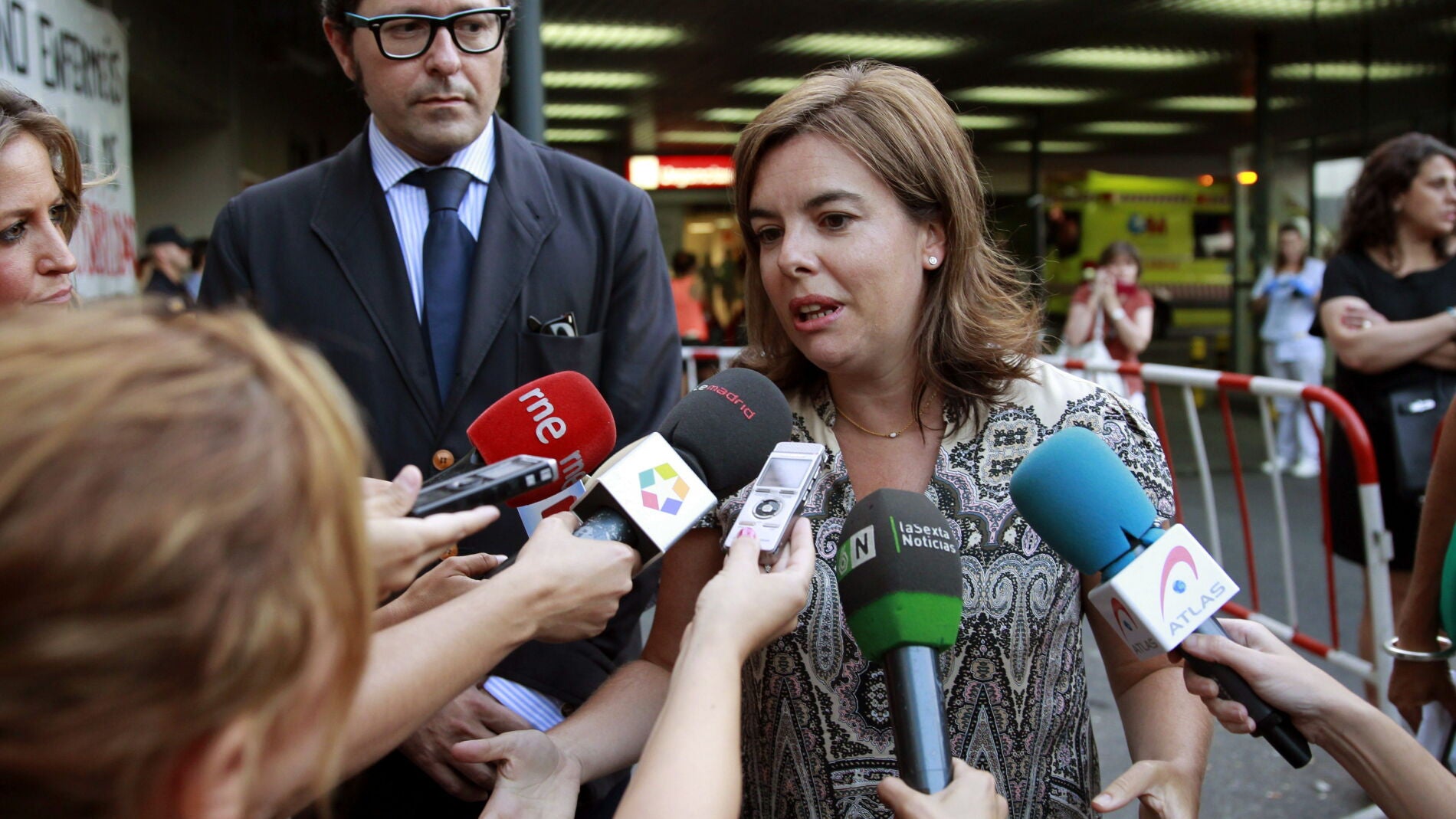 Soraya S&aacute;enz de Santa Mar&iacute;a en su visita al hospital donde est&aacute; ingresada Cristina Cifuentes