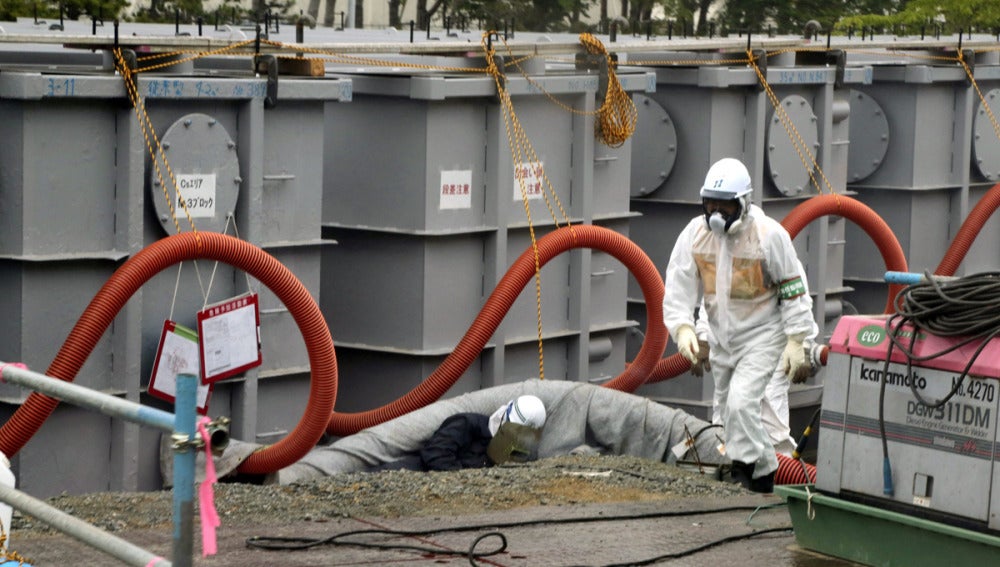 Un trabajador en la central nuclear de Fukushima
