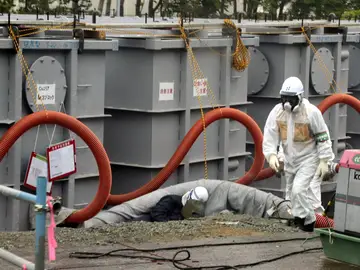 Un trabajador en la central nuclear de Fukushima Un trabajador en la central nuclear de Fukushima