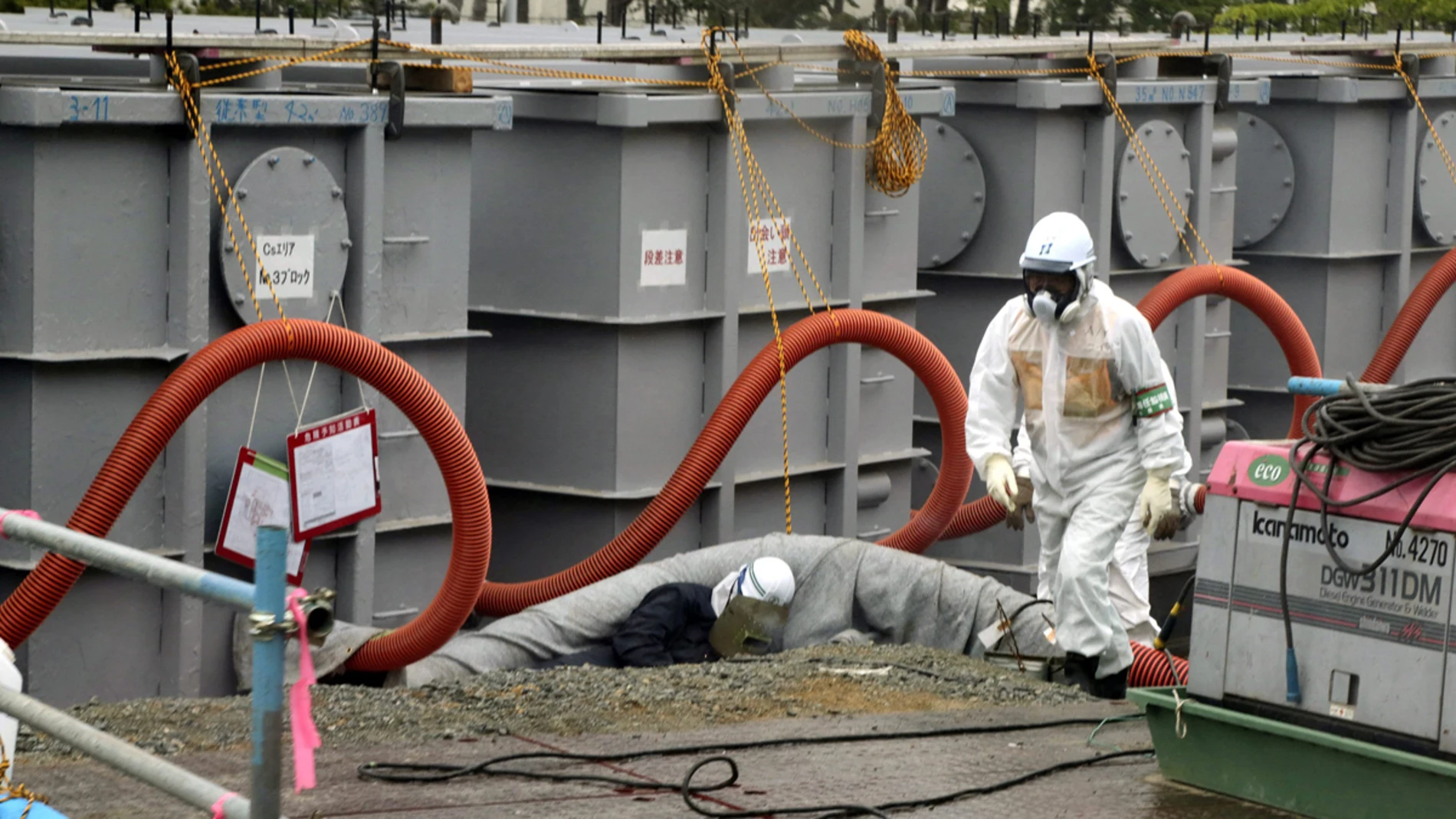 Un trabajador en la central nuclear de Fukushima Un trabajador en la central nuclear de Fukushima