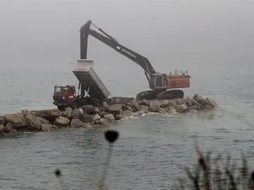 La CE investiga los bloques lanzados a Gibraltar La CE investiga los bloques lanzados a Gibraltar