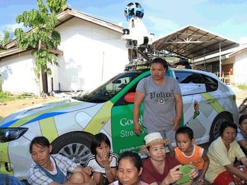 Vecinos de la localidad tailandesa ante el vehículo de Google Street View