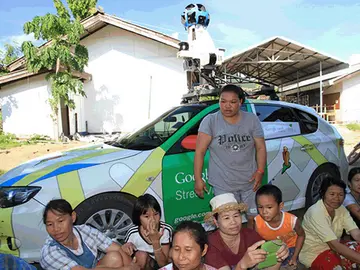 Vecinos de la localidad tailandesa ante el vehículo de Google Street View Vecinos de la localidad tailandesa ante el vehículo de Google Street View