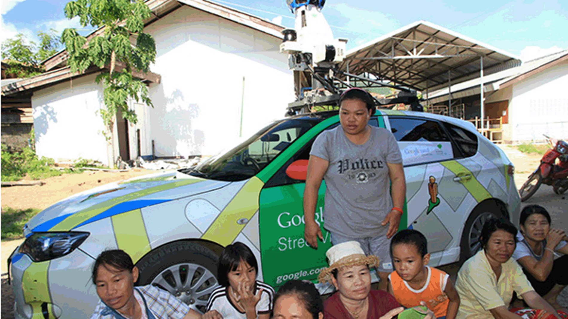 Vecinos de la localidad tailandesa ante el vehículo de Google Street View Vecinos de la localidad tailandesa ante el vehículo de Google Street View