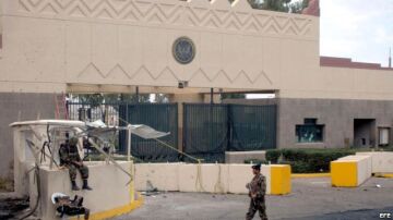 Soldados yemeníes custodian la entrada principal de la Embajada de Estados Unidos en Sana, Yemen.