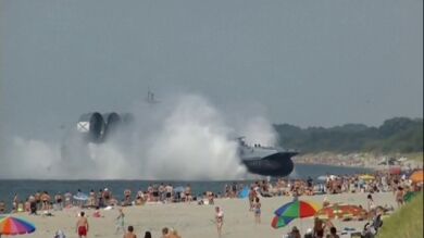 Un aerodeslizador militar aterriza en una playa en Rusia sorprendiendo a los bañistas