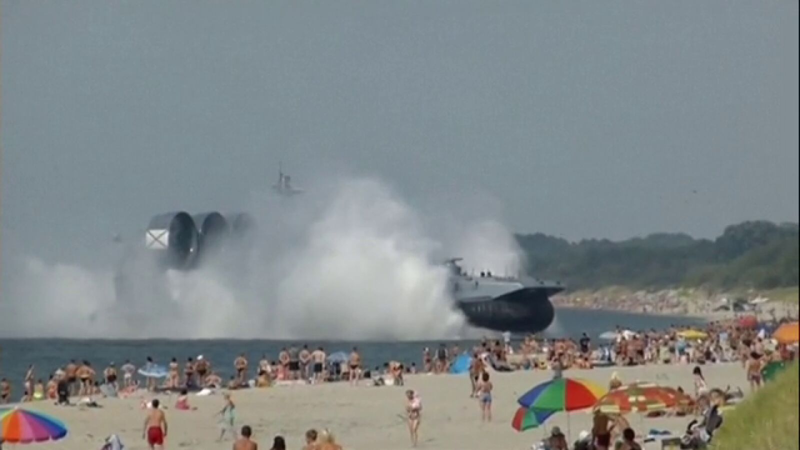 Un aerodeslizador militar aterriza en una playa en Rusia sorprendiendo a los bañistas